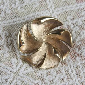 Textured Gold Tone Pinwheel Whirligig Brooch / Pin, possibly Judy Lee or Trifari